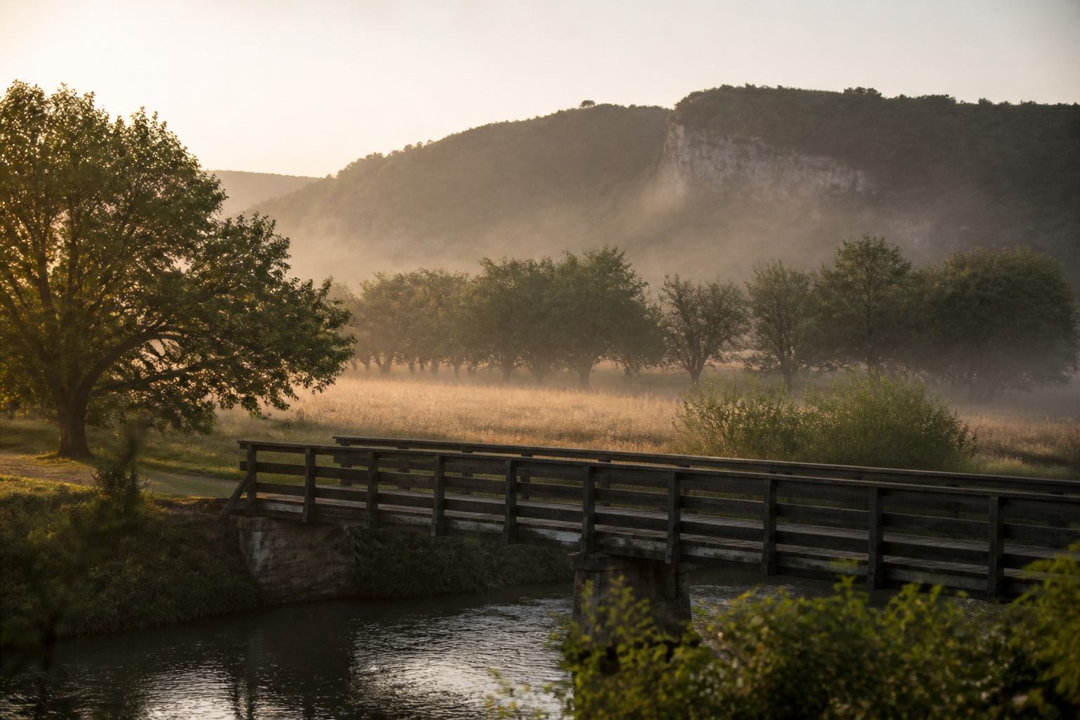 Ruhige Atlas-Stimmung mit Brücke, Obstgarten und Fluss in Franken