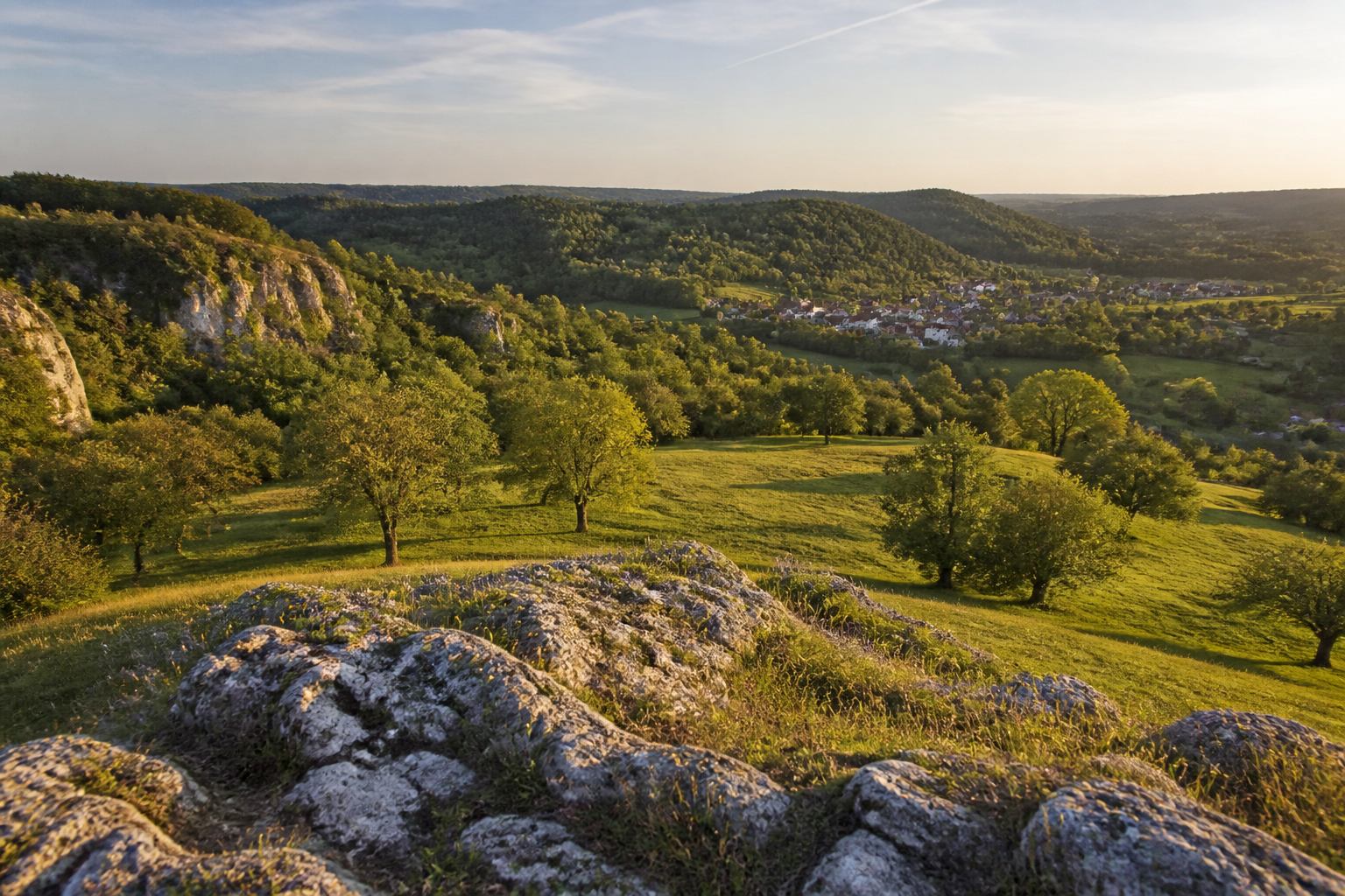 Kalkfelsen und Felder bei Pottenstein in Franken